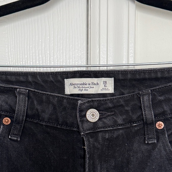 Abercrombie & Fitch curve love 90s relaxed high rise black jeans with knee rip - Picture 3 of 4